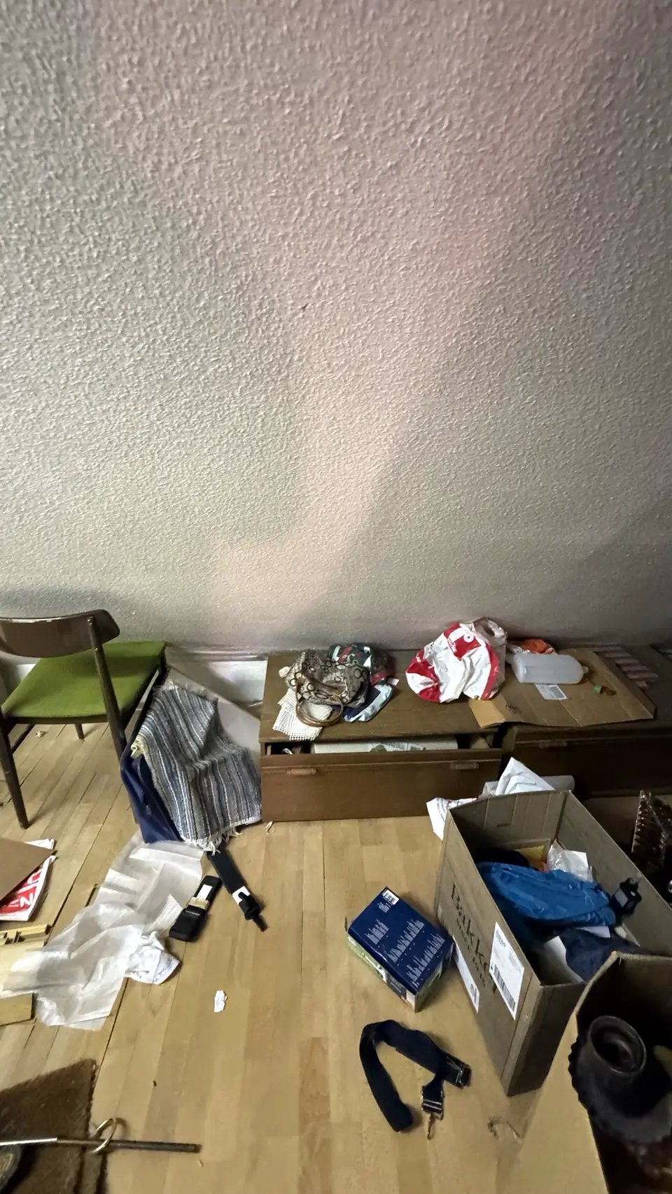 Dachbodenraum mit Truhen, Stuhl und Kisten