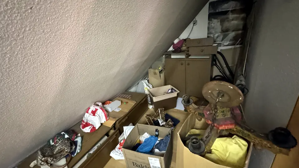 Dachschräge mit Kommoden, Kartons und alter Lampe