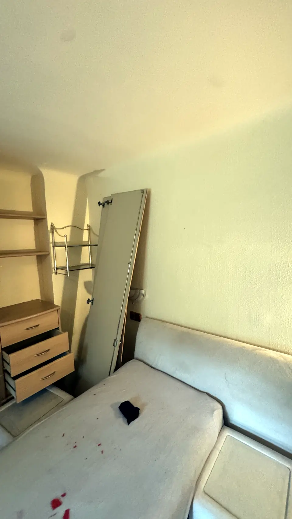 Fast leeres Schlafzimmer mit abgebauter Kastentür